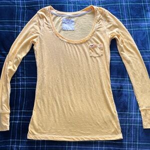Y2K 2000s light orange long sleeve Hollister top. Size L